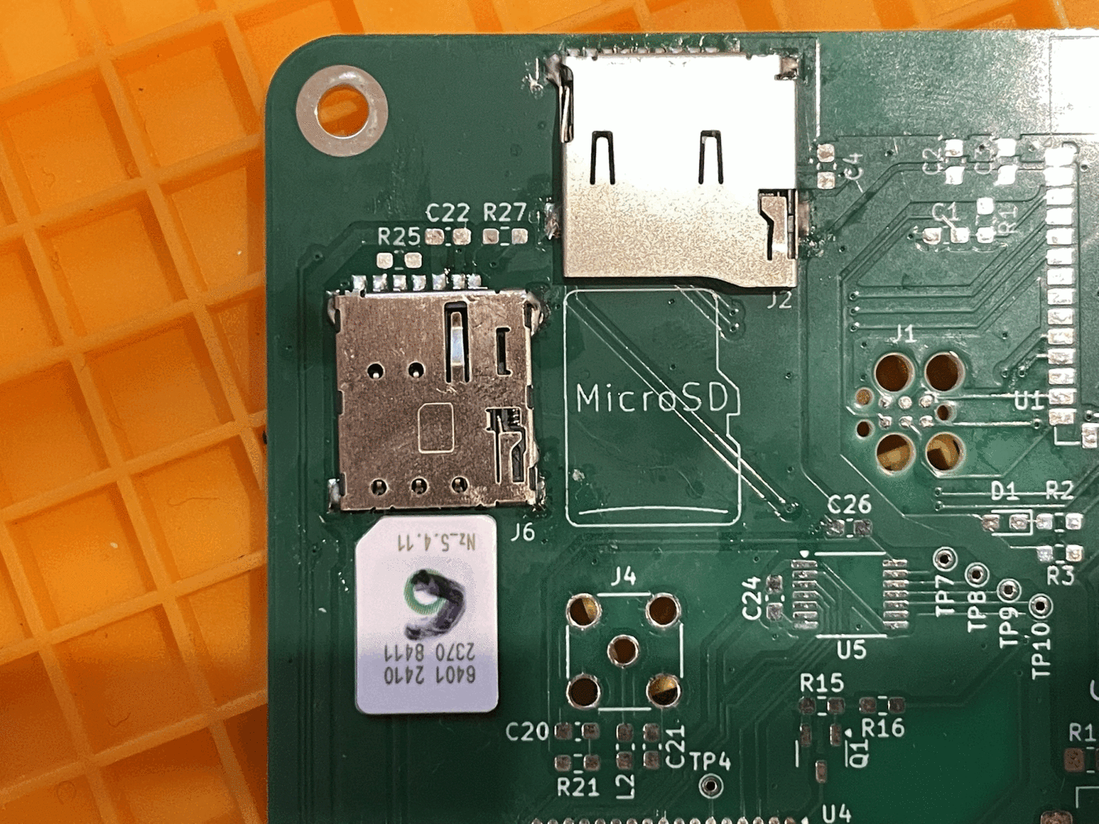 Animated GIF alternating
between PCB with SD and SIM cards on top of the silkscreen symbols of them